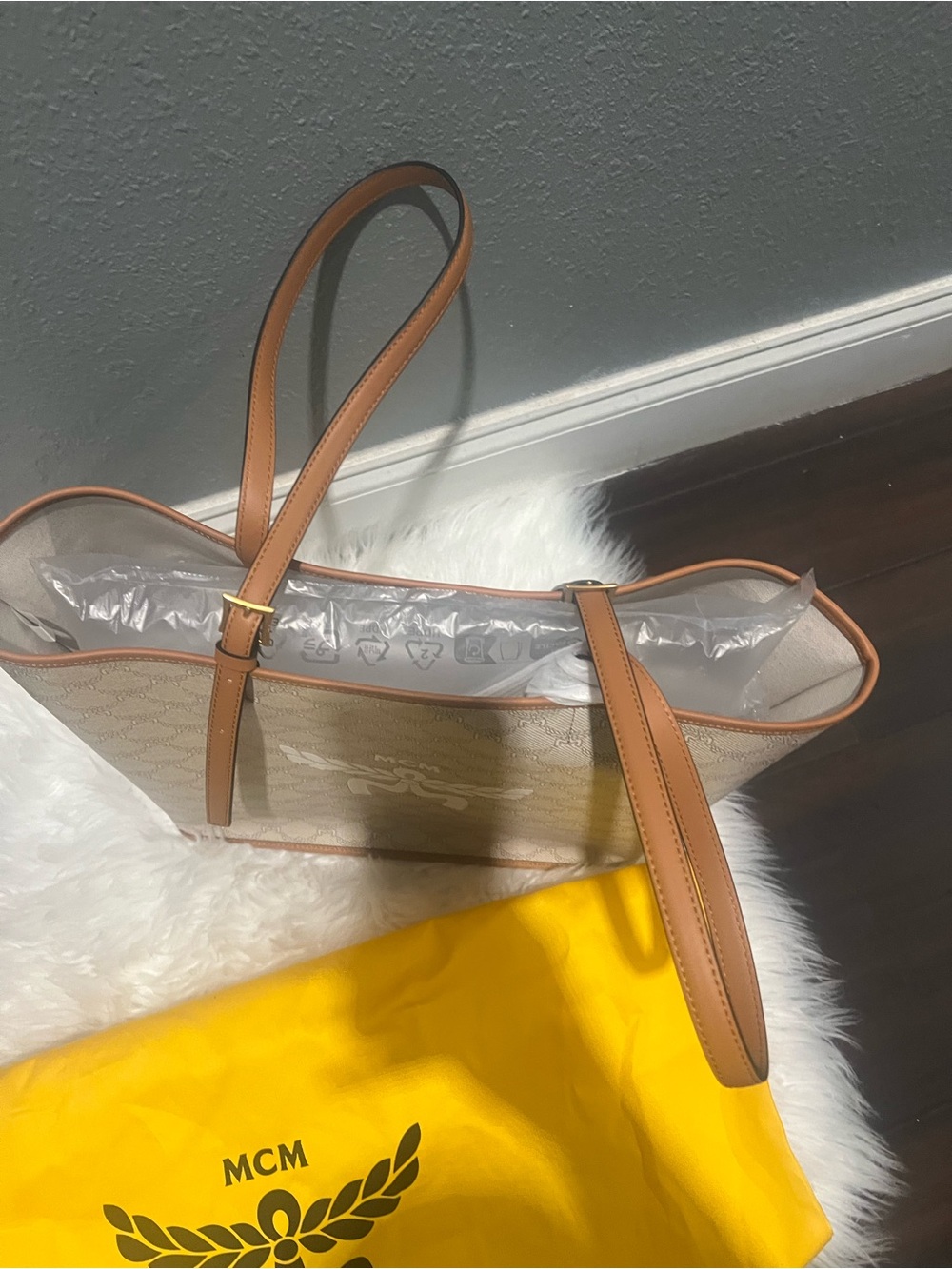 Women’s MCM tote - Picture 3 of 9